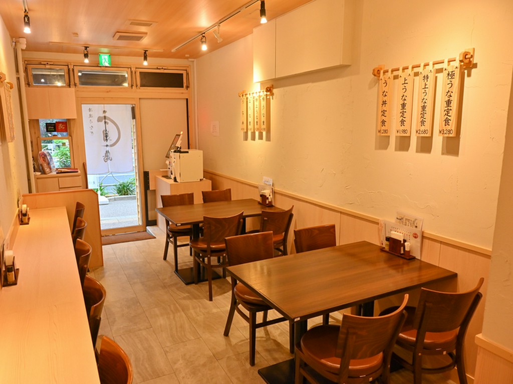 食事をリラックスして楽しめる、明るい雰囲気の店内