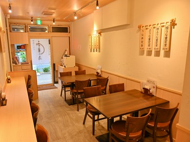 食事をリラックスして楽しめる、明るい雰囲気の店内