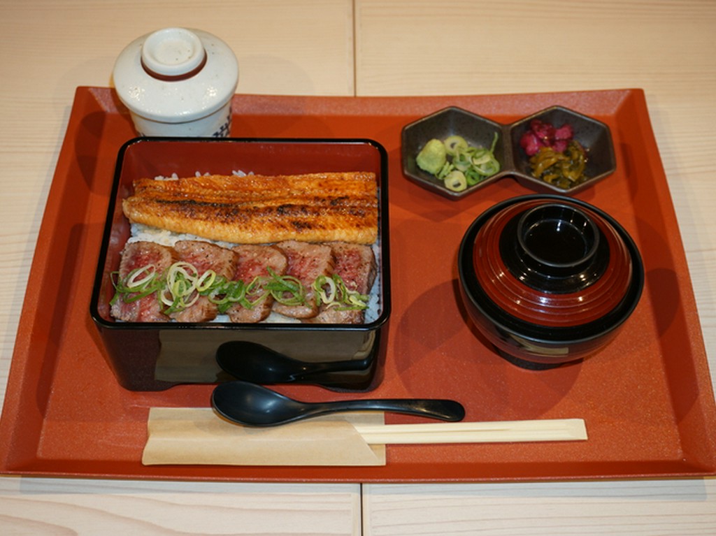 月島うなぎと北海道ブランド牛キタウシリを一緒に楽しめる『うなぎキタウシリサーロイン定食』