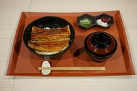 平日のランチ（11:00～14:30）、10食限定のお得なメニューです。
太丸鰻半尾・八代目儀兵衛のごはん・お吸い物・お漬物・山葵