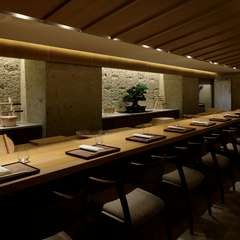 横幅10m最大12名様のカウンター席は職人の技を目の前で楽しんで