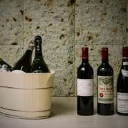 フランス・ブルゴーニュ地方のものを中心に、カリフォルニア、イタリア、日本、など、1万円台～300万を超えるものまで取り揃えています。D.R.Cや5大シャトーなどワインラヴァー垂涎の一本を愉しんで。
