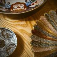 埼玉県の盆栽町より毎週届く盆栽が、和の空間に華を添えます。料理に合わせ選ばれた器は有田焼や古伊万里などの中でも一般には出回らない貴重な物も。一つひとつが味わいを高め、優雅な時間を演出します。

