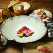 生産者から直接仕入れた全国各地のブランド和牛を使った逸品と、山海の旬の恵みを使った逸品からなる月のおまかせコースです。