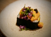 寿司職人歴20年を誇る魚介担当の職人が、目の前でつくる季節の逸品寿司です。勢子ガニやウニ、あん肝や白海老など、その時々の旬の魚介や肉などを、なんとも贅沢な味わいに。臨場感のある演出もお店の自慢です。