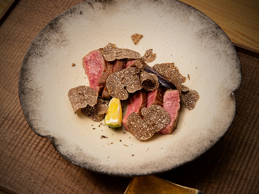 肉の旨みを存分に『本日の特選牛サーロイン、ヒレの紀州備長炭火焼きステーキ』