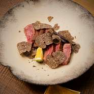 全国各地から取り寄せるブランド和牛。その日一番のものを紀州備長炭で火入れします。カウンター席ではジュワッと焼き上げていく音や香りもご馳走に。旬の野菜と共に召し上がれ。