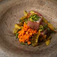 季節ごとの上質な魚を全国から入手しています。「鮮魚のお造り」は、醤油や塩などではなく、素材を活かしたソースや薬味と組み合わせて、創作性の高い逸品に。目で舌で、新しいおいしさを存分に愉しんで。