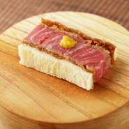 その日厳選の、特選牛・シャトーブリアンをトリュフベーカリーのパンでサンド。レアな火入れによる肉質の良さと柔らかな食感を愉しめます。自家製レシピのソースとも抜群の相性です。
