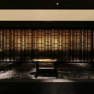 埼玉県の盆栽町より毎週届く盆栽が、和の空間に華を添えます。銀座の一等地にある【まとい銀座】でしか感じることのできない、非日常を、ぜひ体験してみては。