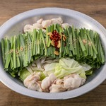国産和牛を用いたもつ鍋は福岡の味を追求したメニューです。おだしは醤油・白味噌・チゲ(辛味増せます)の3種類から選べます。県外からお越しになったお客様に是非ご注文していただきたいメニューです。
