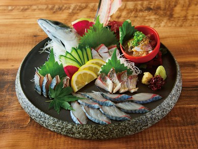 泳ぎ鯖の活造り3種盛り《生・胡麻・炙り》