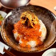 極み海鮮丼の極みの特上海鮮丼です。いくらと雲丹をたっぷり盛り付けた特別な海鮮丼に仕上がっております。ご褒美として贅の極みを尽くしたい方は是非ご注文してくださいね。