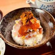 イカ・マグロ・カンパチ・タイ・甘エビ・ツブ貝・胡瓜・旬の魚を盛り付けた海鮮丼にいくらと雲丹を乗せて提供する最上級の海鮮丼です。また＋500円でいくらと雲丹の量を増やした【特上】にランクアップができます。