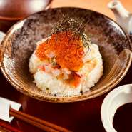 イカ・マグロ・カンパチ・タイ・甘エビ・ツブ貝・胡瓜・旬の魚を盛り付けた海鮮丼にいくらを乗せて提供するワンランク上の海鮮丼です。椀物・明太子・お出汁と共にご提供いたします。
