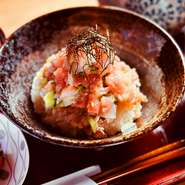 イカ・マグロ・カンパチ・タイ・甘エビ・ツブ貝・胡瓜・旬の魚を盛り付けた海鮮丼を椀物・明太子・お出汁と共にご提供いたします。海鮮の濃厚な旨味を味わえます。〆はお茶漬けでお楽しみください。