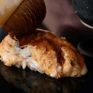 近海で水揚げされた、毎日届く新鮮な魚。穴子は活きたまま仕入れ、捌くところから始めます。さばは鮮度にこだわり、生で食べられるものを用意。料理人は、鮮魚の旨みを引き出し高めるためのひと手間を加えます。