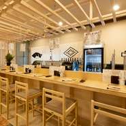 喧騒と離れたホテル内に存在。知る人ぞ知る寿司店で、ゆったりとした静かな時間を過ごすことができます。仕事関係やプライベートで大事な人を招待しやすく、心地よい雰囲気。