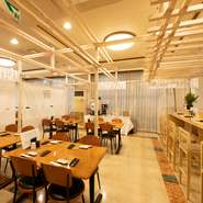 ほっこりとする温かな空気に包まれた店内にて、職人が握るこだわりの一貫をいただけます。肩ひじ張らずに過ごせる寿司店を探している方へ、オススメ。食事と共に2人の会話も弾みます。