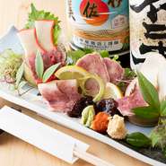 魚介類だけを扱う『刺身5点盛り』の他に、鯨肉だけを盛り合わせた『鯨刺し5点盛り』もあります。もっと気軽に飲みたい方は『ちょい呑みセット』をどうぞ。ビールorハイボールに小鉢2品を選べます。