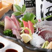 旬の鮮魚を使った盛り合わせ。隠し包丁を入れるなどの職人技で食べやすく、見た目も美しく仕上げています。ワサビや生姜などの薬味はお好みで。醤油は九州ならではの甘口です。