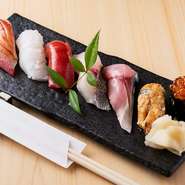 ＜イチオシ＞
まぐろ、白身、いか、穴子、さば、イクラ、ぶりなど7種類。季節や仕入れに応じてネタの種類が少し変わることはありますが、いつも獲れたて新鮮な魚介を楽しむことができます。