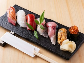 魚介の滋味を引き立たせる、さっぱりとしたシャリで味わう『おまかせ七貫』