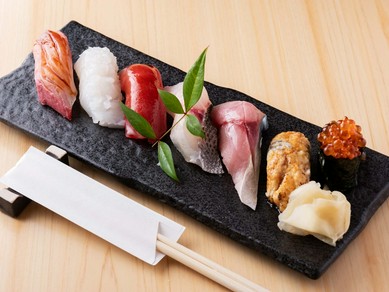 魚介の滋味を引き立たせる、さっぱりとしたシャリで味わう『おまかせ七貫』