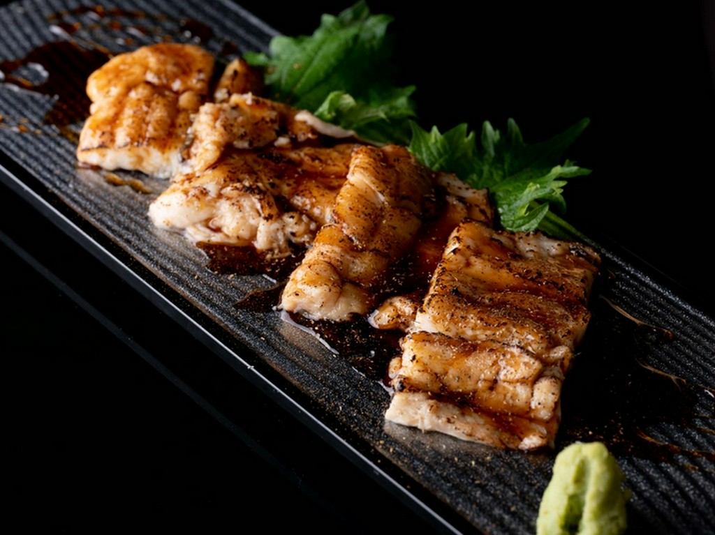 身が締まった穴子を活きたまま仕入れることで、鮮度を保つ『煮穴子炙り』