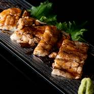 料理人が、穴子を一から捌いて仕上げます。肉厚の穴子を一度煮てから焼き上げるため、表面は香ばしく中はふっくら。甘じょっぱいタレが、身の内側までしっかり浸透しています。

4切　1,320円
6切　1,870円