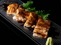 身が締まった穴子を活きたまま仕入れることで、鮮度を保つ『煮穴子炙り』