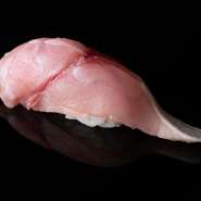 食材の多くは、長浜鮮魚市場と姪浜魚市場から直送。特に、魚介類は獲れたて新鮮な状態で運ばれてきます。そのため、傷みやすいと言われているさばを使った寿司や刺身を味わうことも可能。