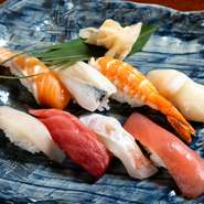 京都の老舗で修業した料理長ならではの、関西風の『寿司盛合せ」。少し甘みが強く、濃厚な味わいの酢飯と丁寧に仕事したネタが特徴です。江戸前でも人気の高いマグロはもちろん、自慢の白身も絶品。