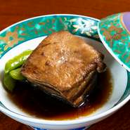 京都の老舗で修業し、海外でもその腕を披露してきた料理長による『ラフテー』や『梅漬ゴーヤー』など、確かな技術に裏打ちされた「質の高い沖縄料理」が、観光客はもちろん地元客にも支持されています。