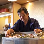 京都の老舗で修業し、海外の富裕層にも認められた料理長が、確かな腕によるクオリティの高い和食と沖縄料理を提供。地元客はもちろん、海外からのゲストを含む観光客まで幅広く迎えています。