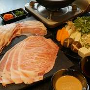 この時期だけの、割引価格　幻の宮古牛と沖縄アグー豚を食べ比べながら、特製のお出汁で食べるしゃぶしゃぶコース。