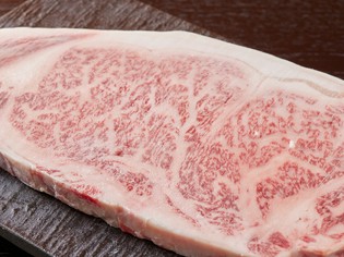 大切に育てられたお肉は、脂の甘みと優しい舌触りが特徴