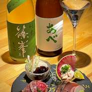 日本酒は全国の蔵に行き、繋がりのある蔵の銘酒を中心に約40種常時ラインナップ。料理と相性の良い日本酒がセレクトされています。なお、品揃えは時期によって異なるため、当日の日本酒はぜひメニューで確認を。