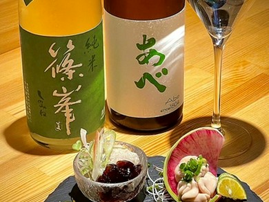 料理と相性の良い日本酒をセレクト。全国の銘酒を約40種常時用意