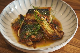 カリッと焼き上げた皮目も香ばしい『スズキのポワレ　ソース・ヴェルジュ』。焼いたウイキョウがアクセント