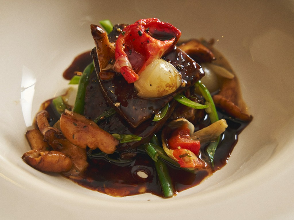 インゲンのサラダやトマトのコンフィを添え、見た目も味わいも軽やかに仕立てた『牛肉のミロトン』