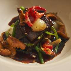 インゲンのサラダやトマトのコンフィを添え、見た目も味わいも軽やかに仕立てた『牛肉のミロトン』