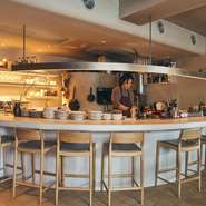 内装は【wineshop flow】や【Kabi】などを手がける長田篤氏が、スタッフTシャツのデザインは音楽レーベル「Sound Sports」が担当するなど、多彩なジャンルをリミックスした空間を提案しています。