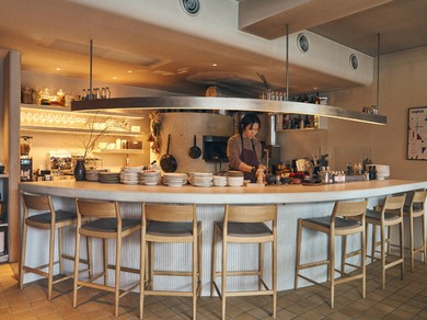 インテリア、音楽、ファッションからもレストラン空間を演出