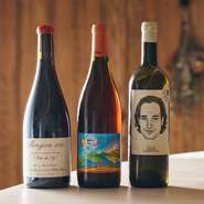 上質な素材をシンプルに生かした料理に合わせるのは、国内外から幅広くセレクトしたナチュラルワインがおすすめ。グラスでもボトルでも、料理やシチュエーションに合わせて楽しめます。