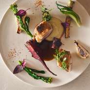 薪火の強い火力によって、皮はパリッと香ばしく、身は旨みを湛えたジューシーな焼き上がりに。脂のりと肉質のよさがあるシャポン（去勢鶏）の味わいを存分に味わえる一品です。