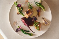 素材の持ち味が際立つ、薪火の真骨頂。『鹿児島県産 シャポンの薪火焼き』