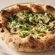 3種類の小麦粉をブレンドした生地はふっくらもっちりとした口当たり。鴨と合うビガラードソースで仕上げたゴボウ、九条ネギをトッピングして、一口ごとに後を引くバランスのよさです。