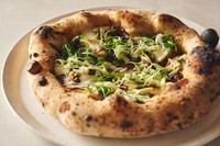 もっちり食感の生地にパンチのある具材が好相性。『鴨コンフィ／ゴボウ／ビガラード／九条ネギ』