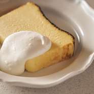 薪窯でじっくりと焼き上げることでほっくりとした甘みを引き出したさつまいもを練り込んで焼いたバスクチーズケーキ。ブランデーがほんのりと香る、大人の味わいを楽しめます。